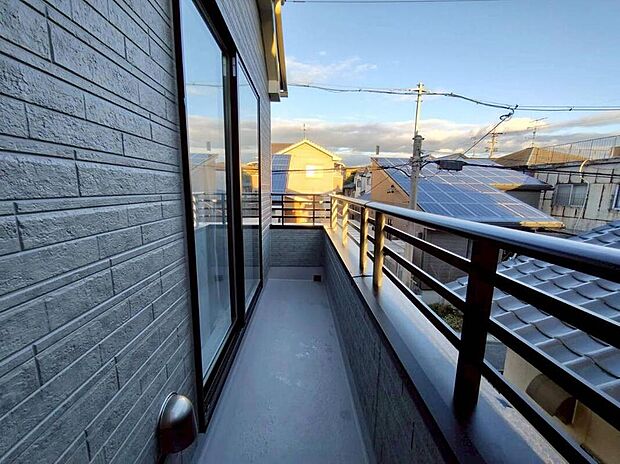 【バルコニー】南側に2つのバルコニーを設けました♪
片方のバルコニーはお洗濯スペース、もう片方のバルコニーはガーデニングスペースなど、多用途に使うことができます♪