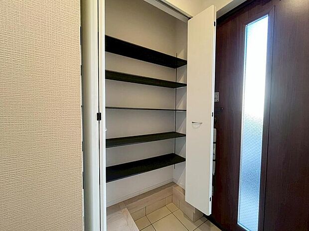 【玄関】3号棟
明るくて清潔感溢れる玄関。
全棟に、便利な玄関収納付きです♪
散らかりがちな玄関もすっきりと片付きます。