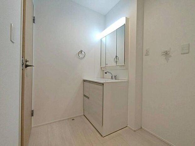 【洗面台・洗面所】２号棟
暮らしを快適にする三面鏡仕様の洗面化粧台。
リネン庫付きで収納に困りません☆
収納力と機能性に優れた使いやすい設備で、忙しい朝の身支度もスムーズに♪