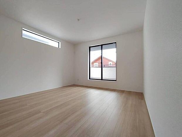 【リビング以外の居室】２号棟
バルコニーに直接アクセスできる居室です♪
室内の空気を効率よく入れ替えることができ、夏場や湿気の多い時期には便利です♪