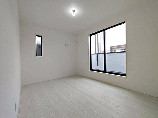 【リビング以外の居室】バルコニーに直接アクセスできる居室です！
室内の空気を効率よく入れ替えることができ、夏場や湿気の多い時期には便利です♪