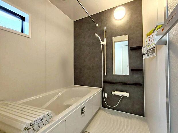 【浴室】のびのび１坪タイプのバスルーム。
浴室暖房乾燥機があるので、湿気によるカビの発生を防ぎやすいです♪
毎日の疲れを癒せます♪