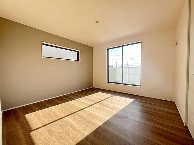 【リビング以外の居室】バルコニーに直接アクセスできる居室です!
室内の空気を効率よく入れ替えることができ、夏場や湿気の多い時期には便利です♪