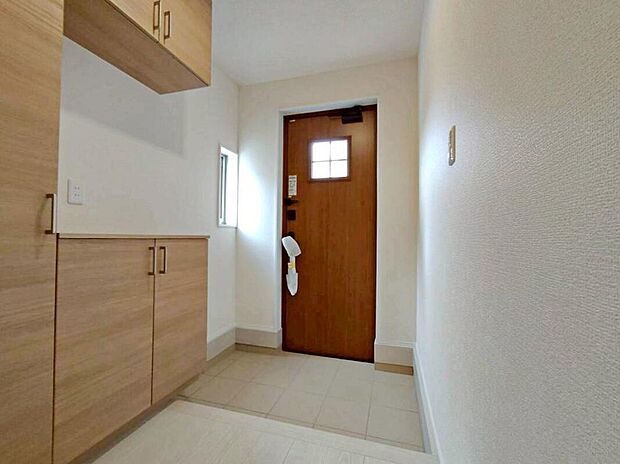 【玄関】明るくて清潔感溢れる玄関。
便利な下駄箱収納付きです♪
散らかりがちな玄関もすっきりと片付きます。