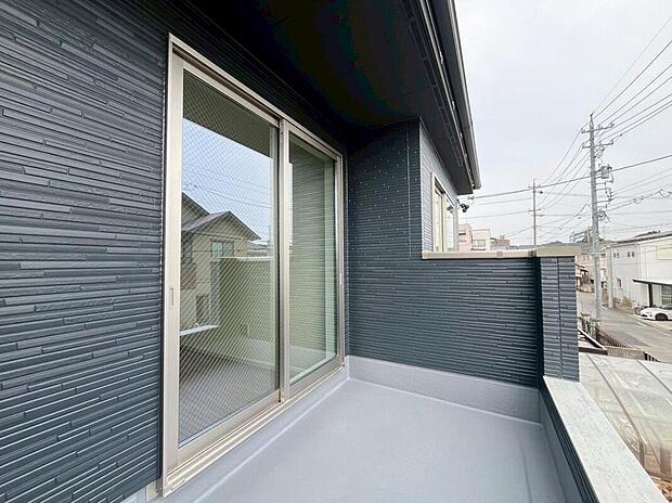 【バルコニー】日当たり良好な南東向きのバルコニー♪
家族分の洗濯物もしっかり干せます♪
お洗濯だけでなく、ちょっとしたリラックスできる空間になりそうです☆