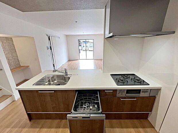 【キッチン】収納力豊富なシステムキッチン。
オシャレな折下天井仕様です♪
毎日の洗い物がラクになる、便利な食洗機付きです♪
時間を短縮して、家事の時間も確保できます。