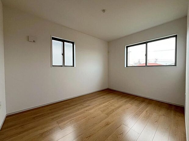 【リビング以外の居室】二面採光を施した為、晴れの日の日中はいつも明るい室内に。
窓を開放すれば、気持ちの良い風が入り込んできます。