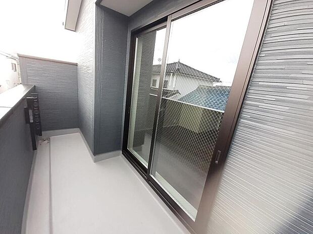 【バルコニー】１号棟
南面バルコニーなので風通しが良く、家の空気が常に新鮮で、室内の採光も良好です♪
奥行きがあるためちょっとした憩いのスペースにもなります♪