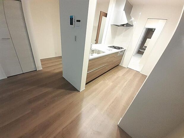 【キッチン】１号棟
収納力豊富なシステムキッチン。
大型スライド収納付きで、すっきり片付けやすいキッチンです。
床下収納もついています♪