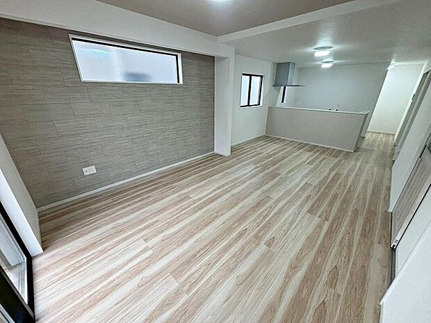 【リビング】2号棟
陽光差し込む22帖のリビング♪
対面式キッチンは、家事をしながら家族の様子が一目でわかる、安心&便利設備♪
リビング階段仕様となっているので、毎日家族とのコミュニケーションが捗りそう♪