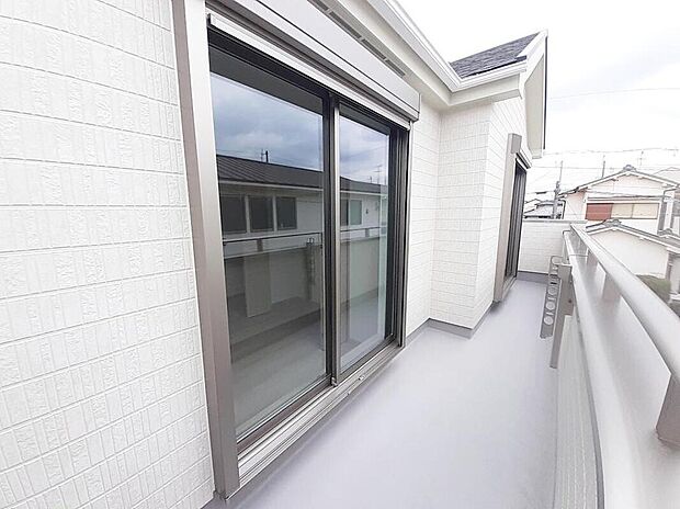 【バルコニー】B号棟
奥行を広めに取ったバルコニー♪
家族分の洗濯物もしっかり干せます。
南向きで日当たりも良く、毎日のお洗濯が楽しくなりそう♪