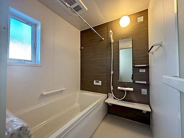 【浴室】のびのび1坪タイプのバスルーム。
手すりも付いていますので、安心してのんびり入浴できます。
お子様と一緒に入浴されてはいかがでしょうか♪
一日の疲れも取れます♪