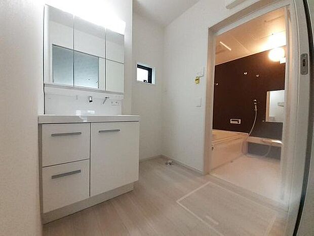 【洗面台・洗面所】１号棟
暮らしを快適にする三面鏡仕様の洗面化粧台。
収納力と機能性に優れた使いやすい設備で、忙しい朝の身支度もスムーズに♪