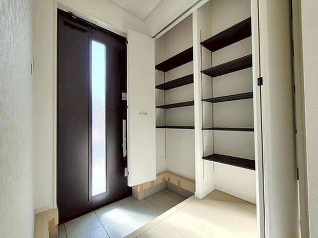 【玄関】３号棟
清潔感あふれる広々とした玄関。
家族みんなの靴が収納できる、大容量の下駄箱収納付きです♪
散らかりがちな玄関もスッキリ片付きます♪

