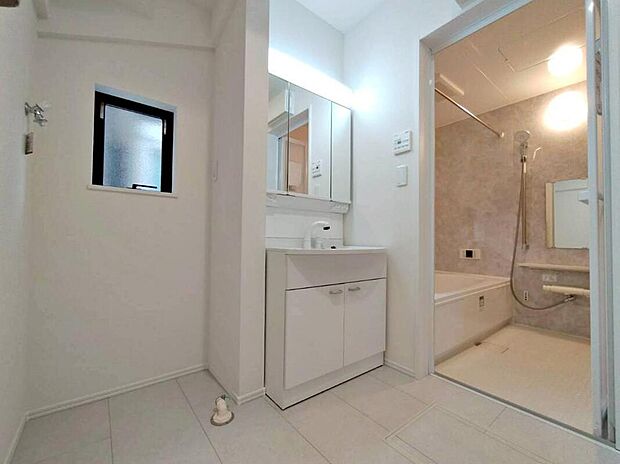 【洗面台・洗面所】暮らしを快適にする洗面化粧台。
収納力と機能性に優れた使いやすい設備で、忙しい朝の身支度もスムーズに♪