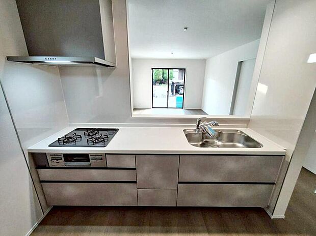 【キッチン】収納力豊富なシステムキッチン。
大型スライド収納付きで、すっきり片付けやすいキッチンです。
床下収納もついています♪