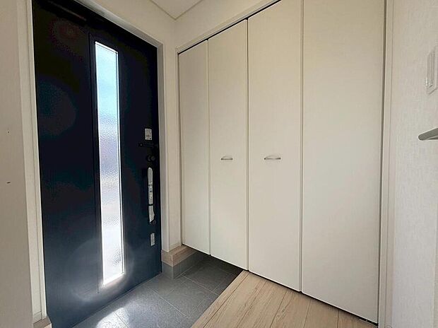 【玄関】２号棟
白を基調とした清潔感のある広々とした玄関です。
下駄箱収納付きなので、散らかりがちな玄関もスッキリ片付きます♪