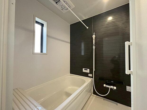 【浴室】１号棟
１坪以上広さを設けた浴室で、ゆったりバスタイム♪　　　　
お子様と一緒に入るにも充分な広さです。
一日の疲れを癒せます♪