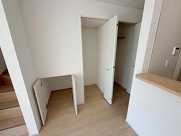 【収納】２号棟　リビング収納
リビングに収納スペースを設けました♪
物が散らかりにくく、急な来客時でも安心ですね♪
家族みんなが使いやすい収納になりそう♪