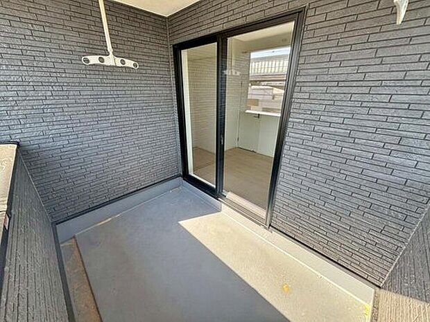 【バルコニー】２号棟
日当たり良好な南向きのルーフバルコニー♪
家族分の洗濯物もしっかり干せます♪
お洗濯だけでなく、ちょっとしたリラックスできる空間になりそうです☆