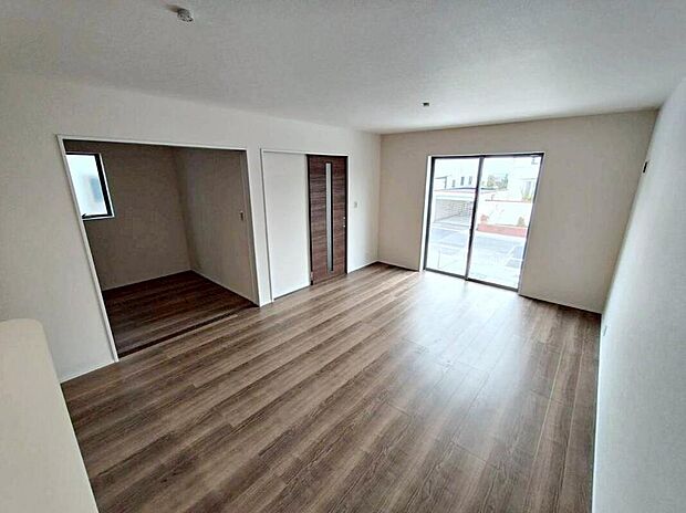 【リビング】２号棟
明るい雰囲気が心地いい１７．３８帖のリビング♪　
採光良好です！　
家族団らんの時間も増えそうなくつろぎの場所になりそう♪