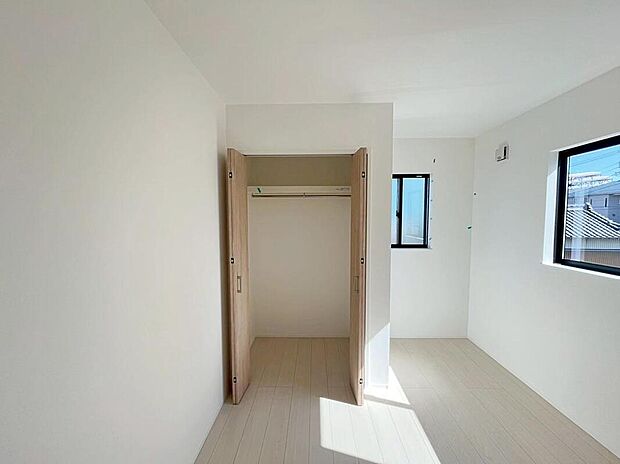 【収納】３号地　ストレージルーム
季節のアイテムや趣味の道具、防災グッズや備蓄品などをまとめて収納しておけば、すぐに取り出せて安心です♪
ウォークインクローゼットとしても使えて便利です♪