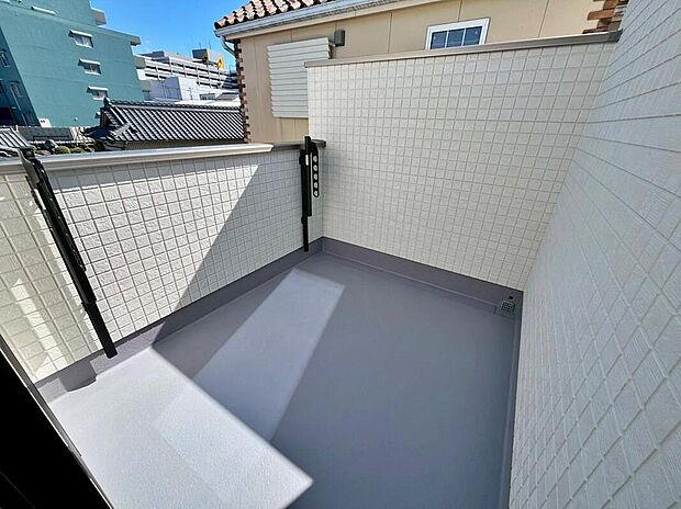 【バルコニー】３号地
日当たり良好な南向きのバルコニー♪
家族分の洗濯物もしっかり干せます。
お洗濯だけでなく、ちょっとしたリラックスできる空間になりそうです☆