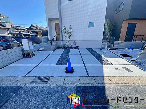 【駐車場】３号地　駐車スペース
余裕をもって並列に２台駐車ができる広々とした駐車スペース。
玄関そばに駐車スペースがございますので、まとめ買いをした際にも運ぶのが簡単です！