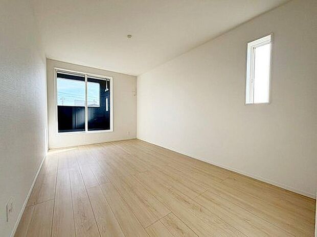 【リビング以外の居室】バルコニーに直接アクセスできる居室です！
室内の空気を効率よく入れ替えることができ、夏場や湿気の多い時期には便利です♪