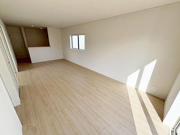 【リビング】明るい雰囲気が心地いい１７．５帖のリビング♪
家族団らんの時間も増えそうなくつろぎの場所になりそう♪
対面式キッチンは、家事をしながら家族の様子が一目でわかる安心＆便利設備♪