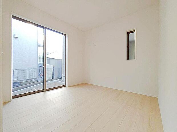 【リビング以外の居室】1号棟
1階リビング横の居室
全居室に二面採光を施したので、晴れの日の日中はいつも明るい室内になります♪
窓を開放すれば気持ちの良い風が入り込んできます。
いつも新鮮な空気の中で生活できます♪