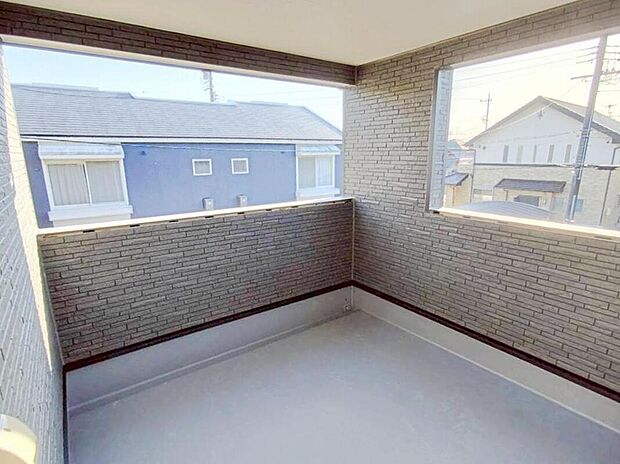 【バルコニー】1号棟
雨の日も洗濯物が濡れる心配のないインナーバルコニー仕様♪
2部屋から出入り出来て大変便利です。お洗濯だけでなく、ちょっとしたリラックスできる空間にもなりそうです☆