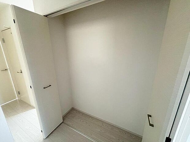 【収納】３号棟　
廊下にクローゼットを設けました！
衣類や掃除道具、日用品などをすっきり収納できます。
部屋に余計な家具を置かなくて済むので、生活空間が広く感じられます。