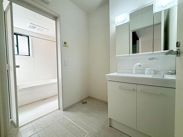 【洗面台・洗面所】３号棟
暮らしを快適にする三面鏡仕様の洗面化粧台。
収納力と機能性に優れた使いやすい設備で、忙しい朝の身支度もスムーズに♪