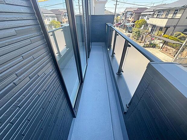 【バルコニー】３号棟
広々としたバルコニー♪
家族分の洗濯物もしっかり干せます。
日当たりも良く、毎日のお洗濯が楽しくなりそう♪