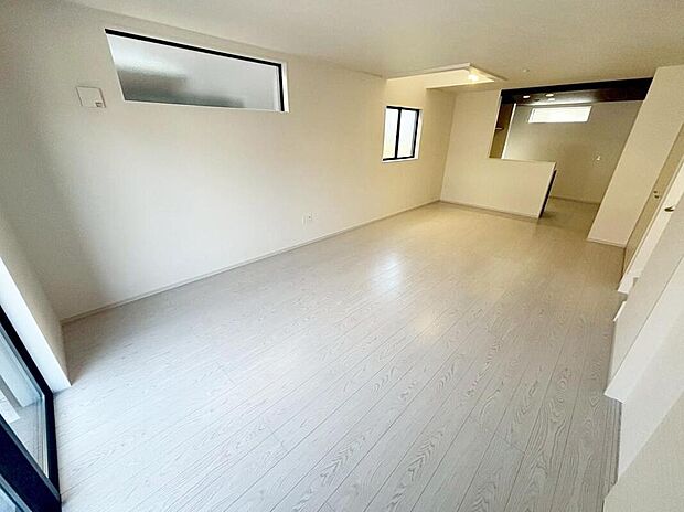 【リビング】３号棟
約２１帖の広々明るいリビング♪
リビング階段仕様となっているので、毎日家族とのコミュニケーションが取れます♪