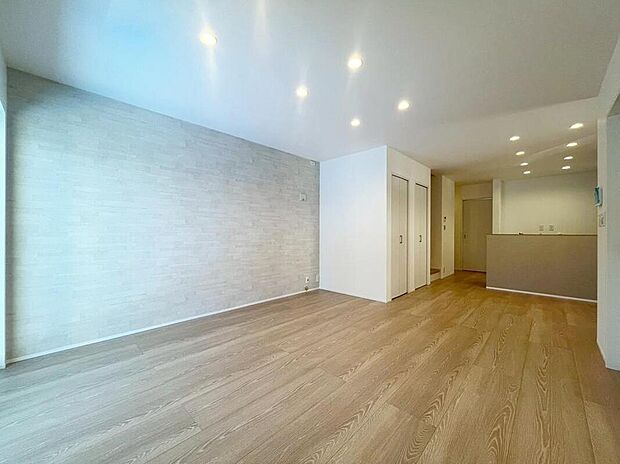 【リビング】１号棟
明るい雰囲気が心地いい１７．７帖の明るいリビング♪
対面式キッチンは、家事をしながら家族の様子が一目でわかる安心＆便利設備♪