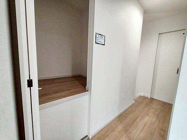 【収納】1号棟
廊下にクローゼットを設けました!
衣類や掃除道具、日用品などをすっきり収納できます。
部屋に余計な家具を置かなくて済むので、生活空間が広く感じられます。