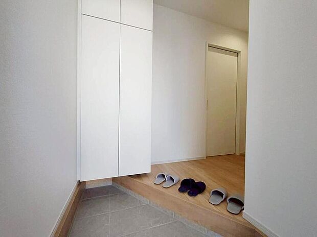 【玄関】1号棟
白が基調の明るくて清潔感溢れる玄関。
便利な下駄箱収納付きです♪
散らかりがちな玄関もすっきりと片付きます。