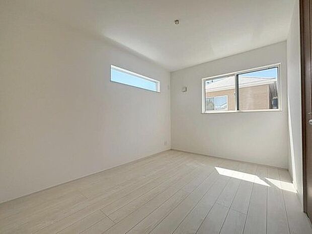 【リビング以外の居室】全居室に二面採光を施した為、晴れの日の日中はいつも明るい室内に。
窓を開放すれば、気持ちの良い風が入り込んできます。