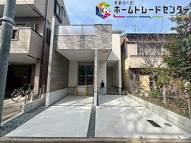 【現地外観写真】ビルトインガレージを含め、敷地内に2台分の駐車スペースを確保！毎日の通勤やお出かけはもちろん、来客時にも安心です♪