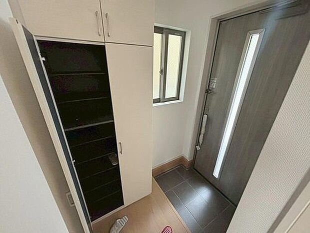 【玄関】明るくて清潔感溢れる玄関。
便利な下駄箱収納付き♪
散らかりがちな玄関もすっきりと片付きます♪