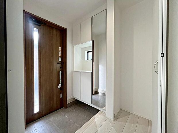 【玄関】1号棟
明るくて広々とした玄関ホール。
大型のシューズボックスや廊下収納を備えているので、散らかりがちな玄関もすっきりと片付きます。