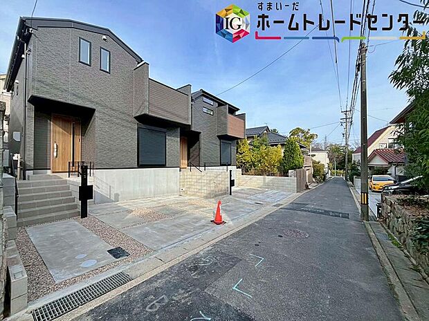 【前面道路含む現地写真】前面は、南側約4mの道路に接道しています。
車通りが少なく、落ち着いて駐車が可能です。
しっかり舗装もされているので、ベビーカーや自転車で通っても快適に通行できます。