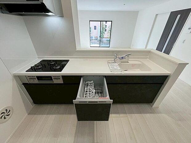 【キッチン】1号棟
カウンター人造大理石、浄水機能付き混合水栓付きのシステムキッチンです。
収納豊富で床下収納もございます♪