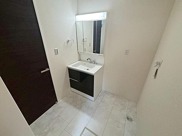 【洗面台・洗面所】2号棟
清潔感のある洗面スペース♪
暮らしを快適にする三面鏡仕様の洗面化粧台。
収納力と機能性に優れた使いやすい設備で、忙しい朝の身支度もスムーズに♪