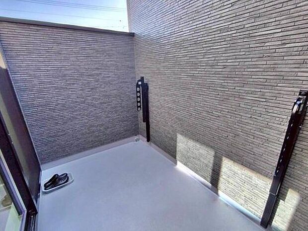 【バルコニー】4号地
日当たり良好な南向きのバルコニー♪
家族分の洗濯物もしっかり干せます。
プライバシーに考慮した設計になっている為、安心ですね♪