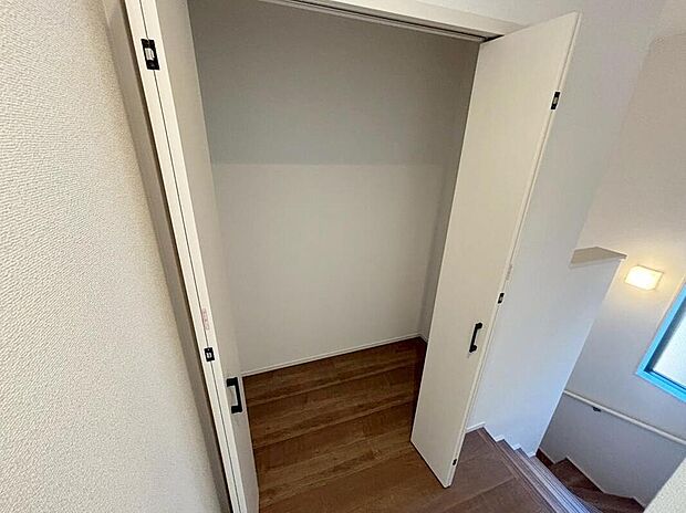 【収納】施工例 廊下収納
廊下に広々とした収納スペースを設けました!
衣類や掃除道具、日用品などをすっきり収納できます。
部屋に余計な家具を置かなくて済むので、生活空間が広く感じられます。