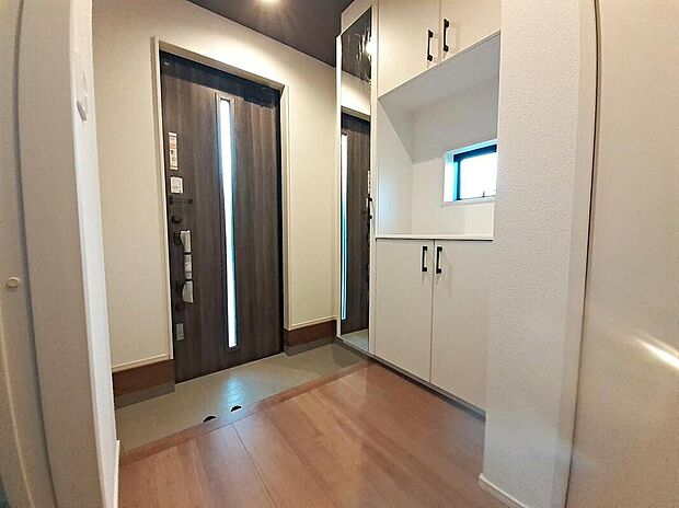 【玄関】施工例
明るくて清潔感溢れる玄関。
便利なシューズインクローク付きです♪
全身鏡が付いており、お出掛け前のチェックに役立ちます♪