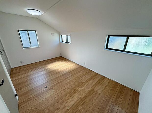 【リビング以外の居室】三面採光のお部屋です♪
間仕切を設ければ、４LDKに進化します☆
お子様の成長に合わせてお部屋のレイアウトが可能です♪